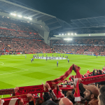 Stadion gevuld met voetbalfans - perfecte setting voor voetbalreizen.