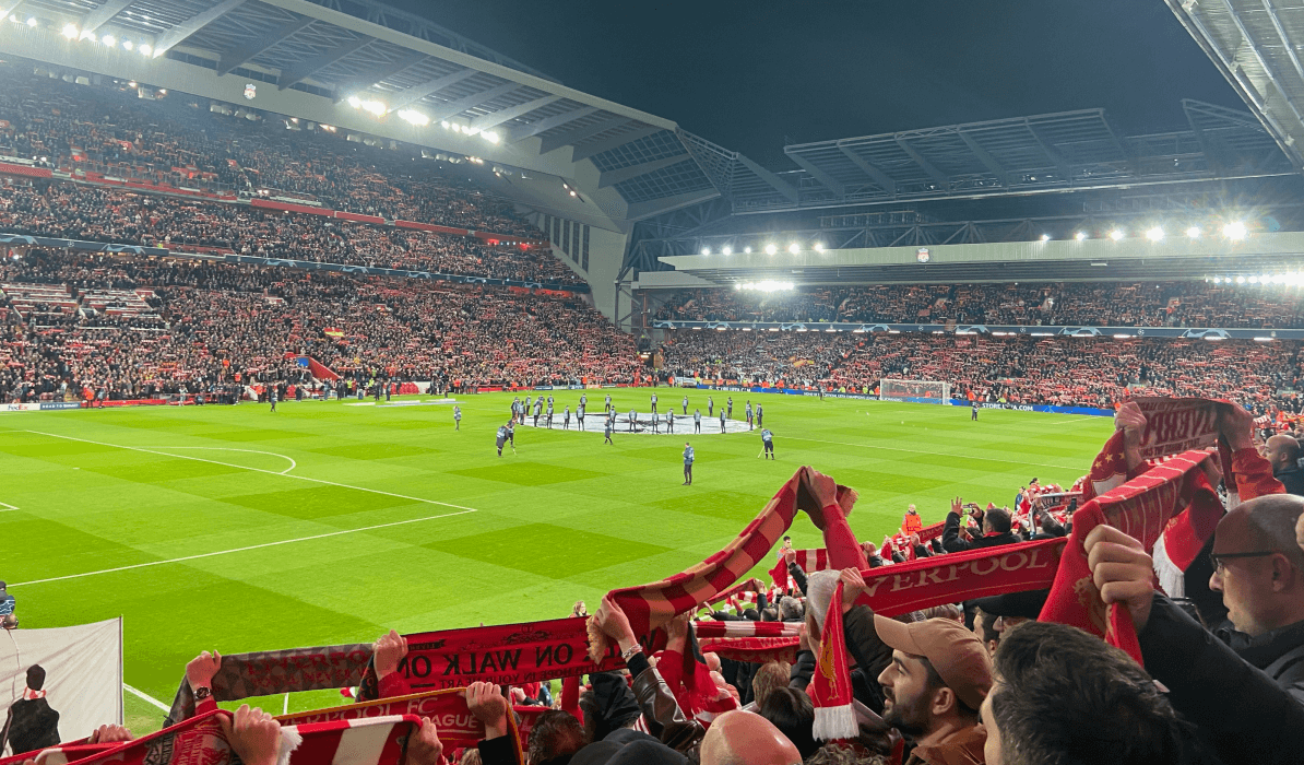 Stadion gevuld met voetbalfans - perfecte setting voor voetbalreizen.