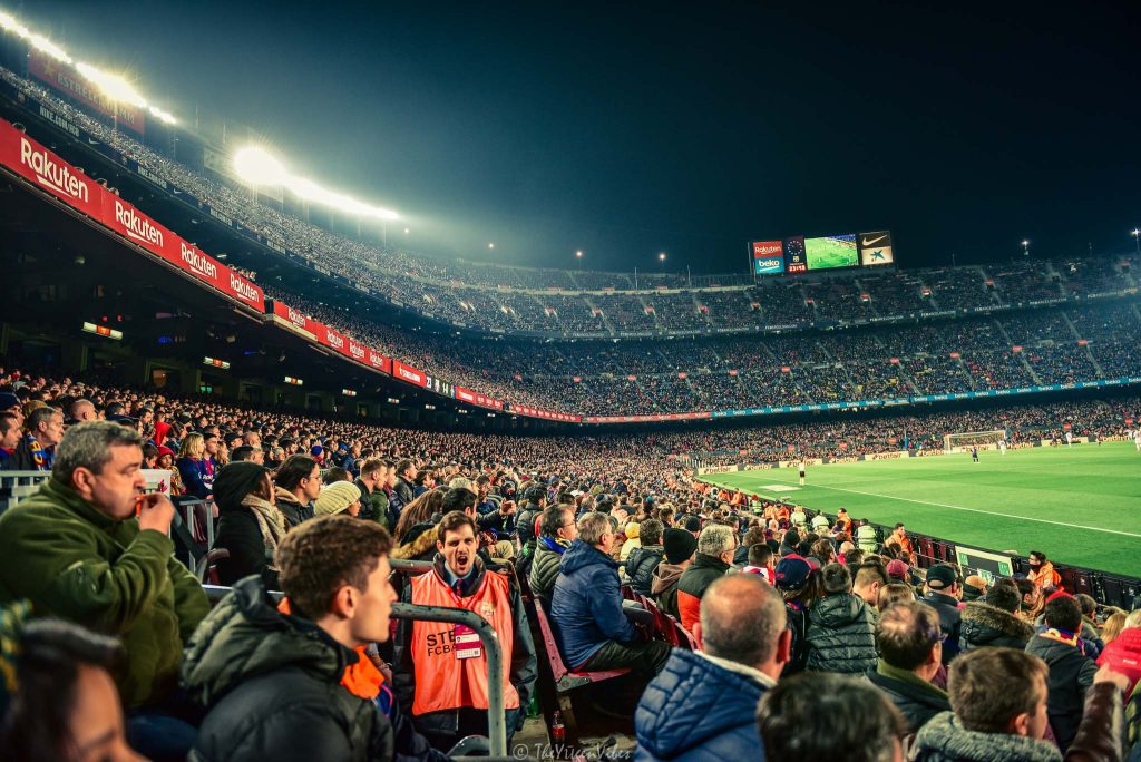 Voetbalfans bij een bekend stadion - Voetbalreizen via Voetbalretour.nl.